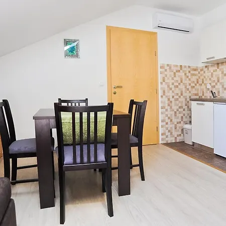 Apartmani Roko Apartment *